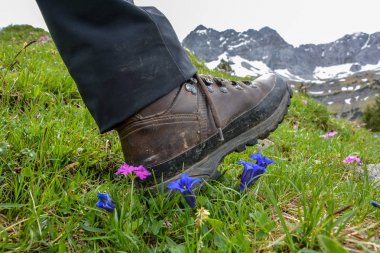 Dağlarda yürüyüş ayakkabıları ile hiking