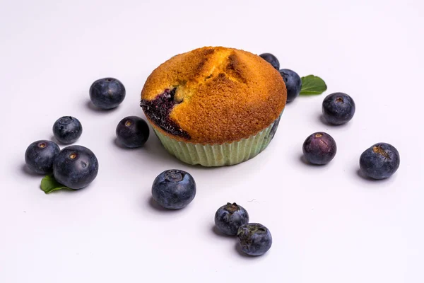Blueberry muffin z jagód na białym tle — Zdjęcie stockowe