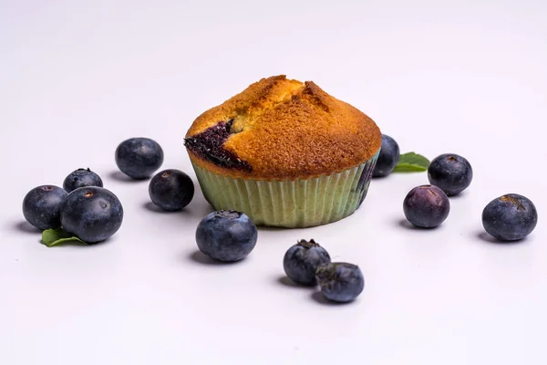 Muffin ai mirtilli con mirtilli su sfondo bianco — Foto Stock