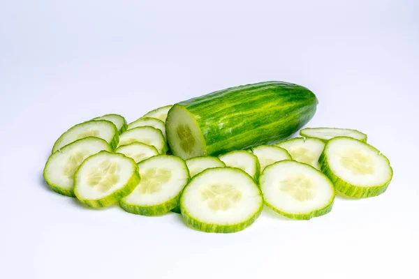 Rodajas de pepino sobre fondo blanco —  Fotos de Stock