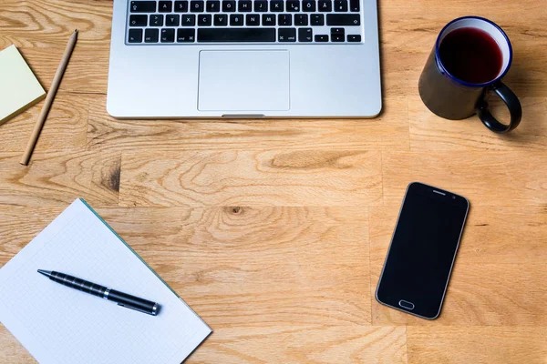 Werkomgeving met een laptop, smartphone, Kladblok en andere ac — Stockfoto