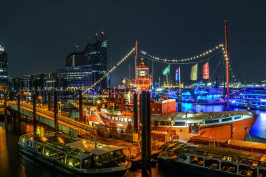 Hamburg Limanı 'nda kırmızı tekne 
