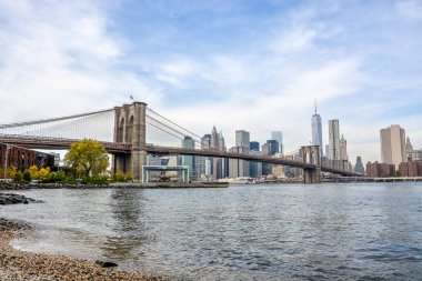 Brooklyn Köprüsü ve Manhattan ufuk çizgisi