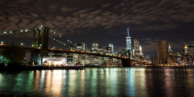 Brooklyn Köprüsü'ne ve manhattan manzarası, gece