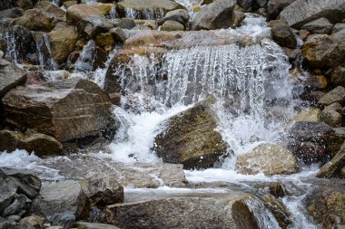 kayaların üzerinden geçişli su