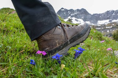 Dağlarda yürüyüş ayakkabıları ile hiking