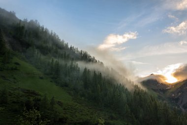 Karwendelgebirge dağlarında sisli gün batımı