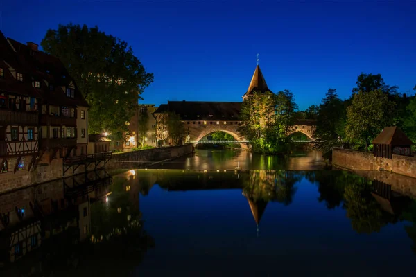 Le vieux pont Kettenssteg dans la vieille ville de Nuremberg, G — Photo