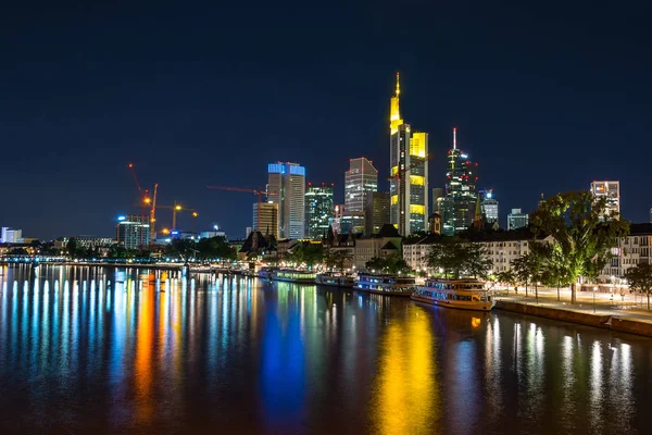 Frankfurt ορίζοντα τη νύχτα — Φωτογραφία Αρχείου