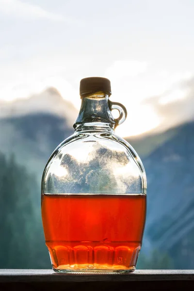 Plum brandy drinken na een lange wandel tour in de bergen ik — Stockfoto