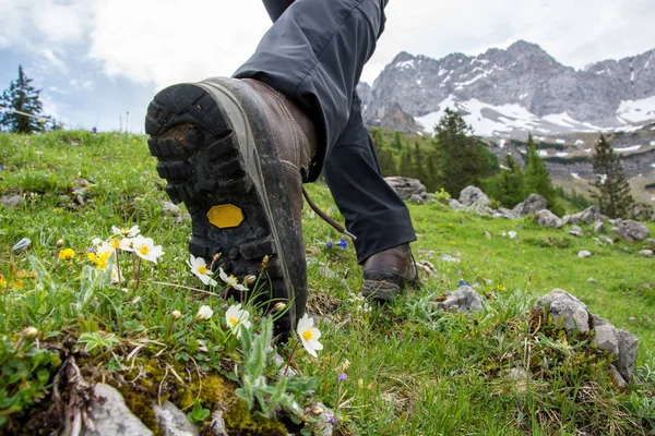 Dağlarda yürüyüş ayakkabıları ile hiking