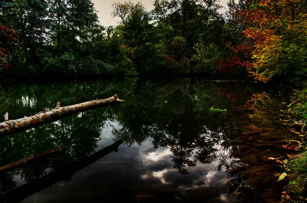 Kalme rivier in de komende herfst — Stockfoto