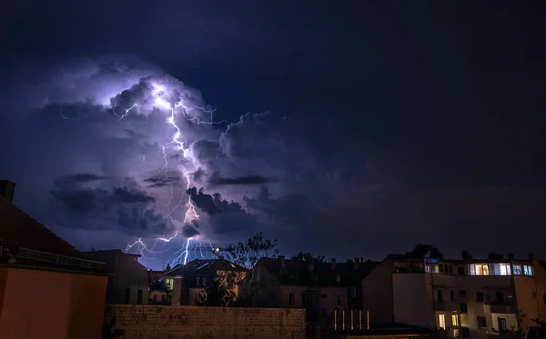 Gece Nürnberg üzerinde fırtına