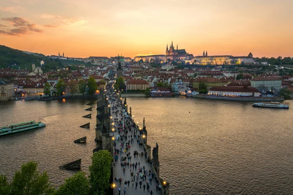 Tourists walking over Charles Bridge in Prague, Czech Republic w — Stock Photo, Image