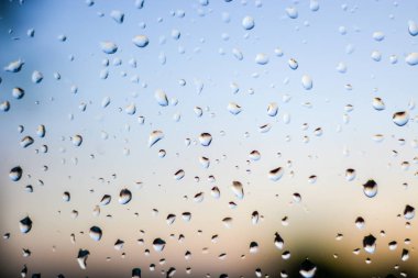 Pencereye yağmur damlaları
