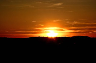 Batan güneşin gün batımı sırasında