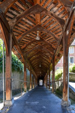 Uzun bir yürüyüş yolu Thun eski ahşap çatılı