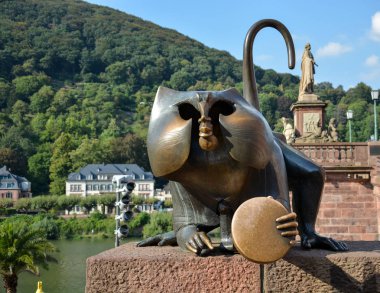 Nehir ve Heidelberg Bridge'de metal Monky heykel