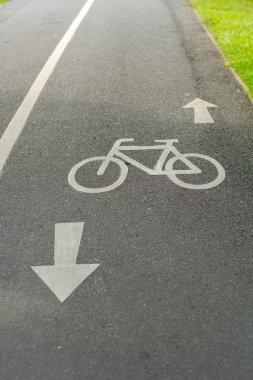 Yerdeki bir bisiklet lane işaret