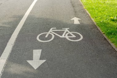 Yerdeki bir bisiklet lane işaret