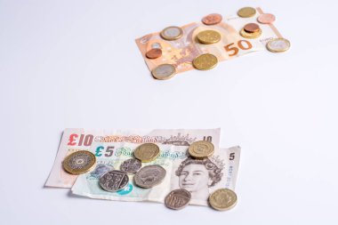İngiliz Sterlini notlar ve madeni para ve Euro banknot ve madeni paraların üzerinde beyaz 