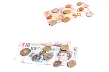 İngiliz Sterlini notlar ve madeni para ve Euro banknot ve madeni paraların üzerinde beyaz 