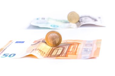  Euro banknot ve madeni paraların İngiliz Lirası banknot ve madeni paraların önünde 