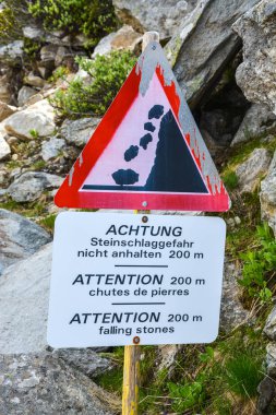 Dağlarda düşen taş hakkında bir uyarı işareti