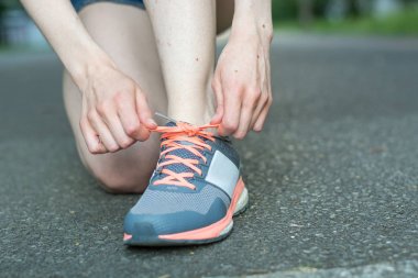 Ayakkabı bağcığı asfalt üzerinde yukarı