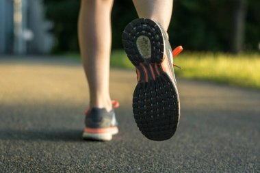 Runner ile koşu ayakkabıları arkadan asfalt üzerinde