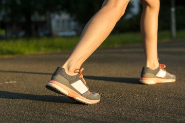 Runner tarafından gelen asfalt üzerinde koşu ayakkabıları ile