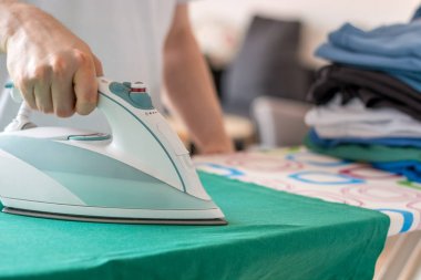 Demir bir Ütü Masası yeşil gömlek üzerinde yakın çekim si