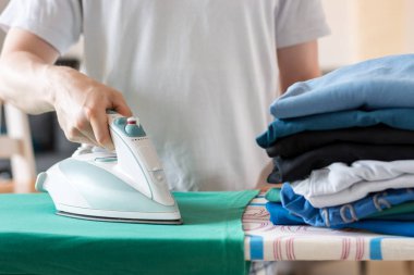 Demir bir Ütü Masası yeşil gömlek üzerinde yakın çekim si