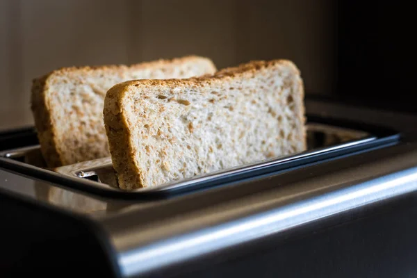 Toast wird im Toaster angestoßen — Stockfoto