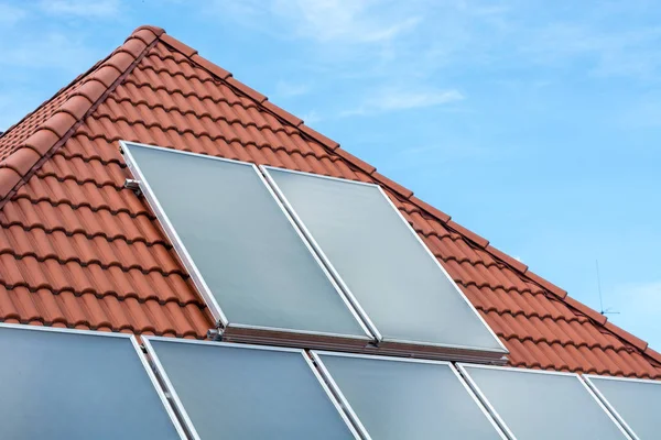 Painéis solares instalados em um telhado — Fotografia de Stock