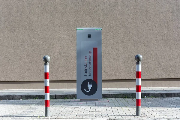 "Estación de carga para coches eléctricos "escrito en alemán en el st — Foto de Stock