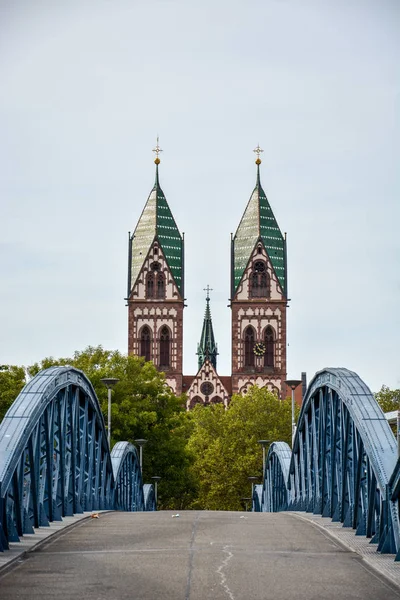Den ”Herz-Jesu-Kirche” i Freiburg, Tyskland och en bro — Stockfoto