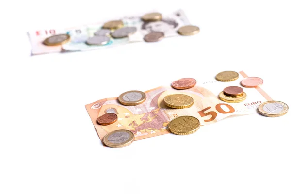 Billetes y monedas en libras esterlinas y billetes y monedas en euros en blanco — Foto de Stock