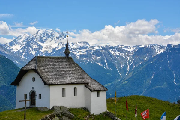 An old white chapel with the mountains in the background — Stock Photo, Image