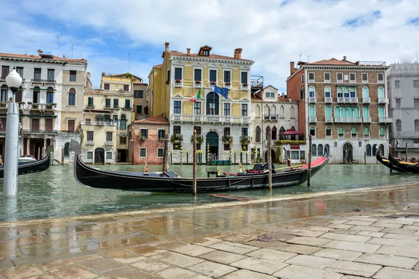 Одна из знаменитых гондол в Венеции, Италия — стоковое фото