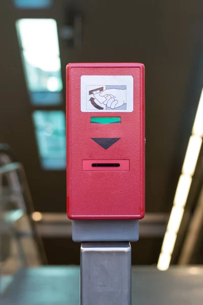 Rode validatie de ticketautomaat voor de metro — Stockfoto