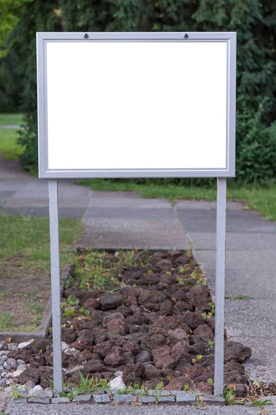 Placa de espaço em branco na frente das árvores — Fotografia de Stock