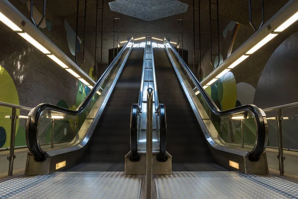 Deux escaliers roulants souterrains dans le métro — Photo