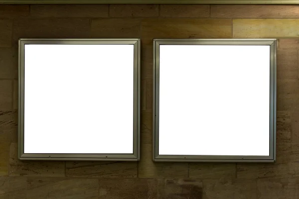 レンガの壁に分離された空白の広告スペース サイン — ストック写真