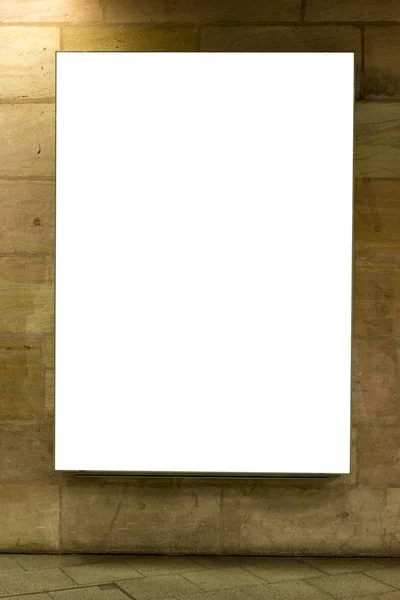 Leere Anzeige Leerzeichen isoliert auf einer Ziegelwand — Stockfoto
