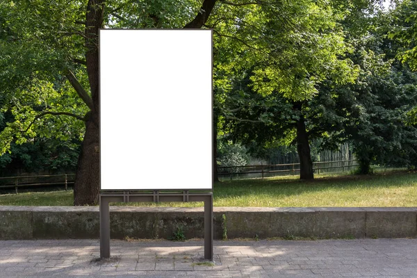 孤立在公园前的空白广告空间标志 — 图库照片