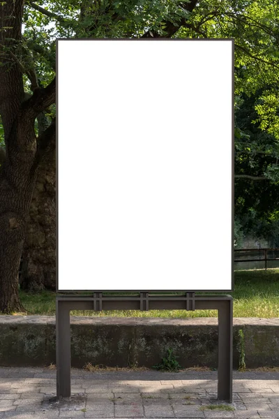 Sinal de espaço em branco isolado em frente a um parque — Fotografia de Stock