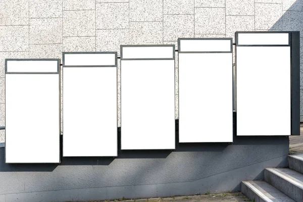 在 s 中孤立的砖墙上孤立的空白广告空间迹象 — 图库照片