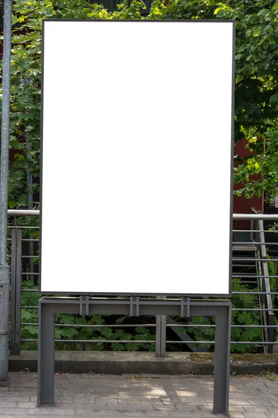 孤立在街上的空白广告空间标志 — 图库照片