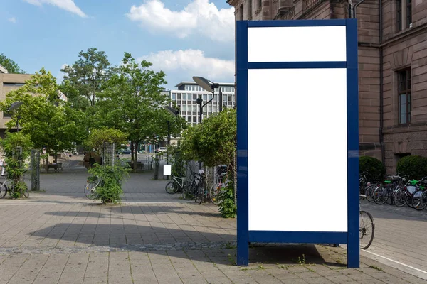 Niebieski ad puste miejsca na znak na białym tle na ulicy — Zdjęcie stockowe